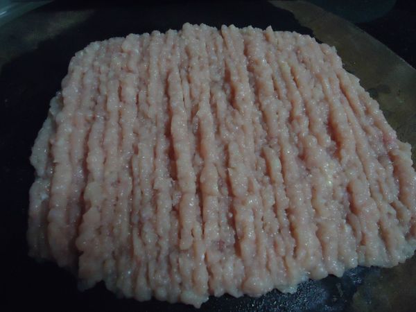 成塊狀後就可以開始剁剁剁剁剁~~~不用剁很久（看每個人喜歡的口感，想要肉細一點就剁久一點，想要吃到有肉塊就不要剁太久）