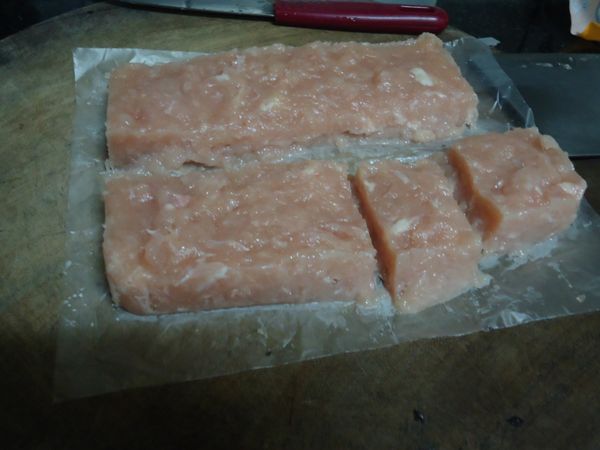 之後整型成四方型，放入冷凍庫冰1~2小時讓雞絞肉定型。
在拿出來分切小塊