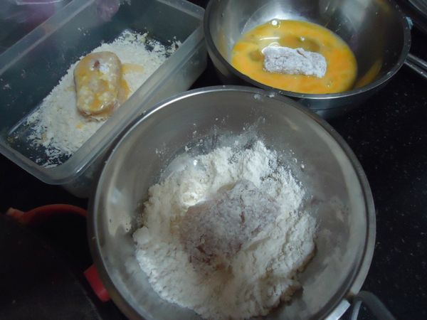 開始裏麵衣:雞塊先粘麵粉→蛋汁→麵包粉