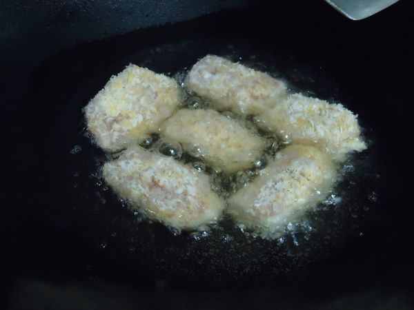 油溫約100~120度左右（火用中的即可，因為雞肉是冷凍的）