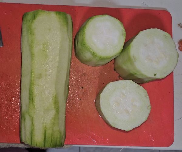 絲瓜削皮切大段。