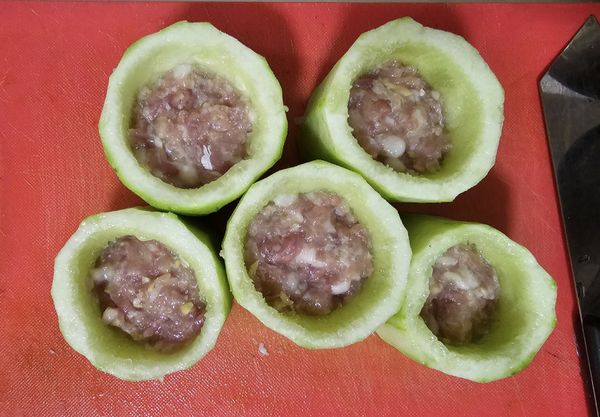 絲瓜段第一層放絞肉。