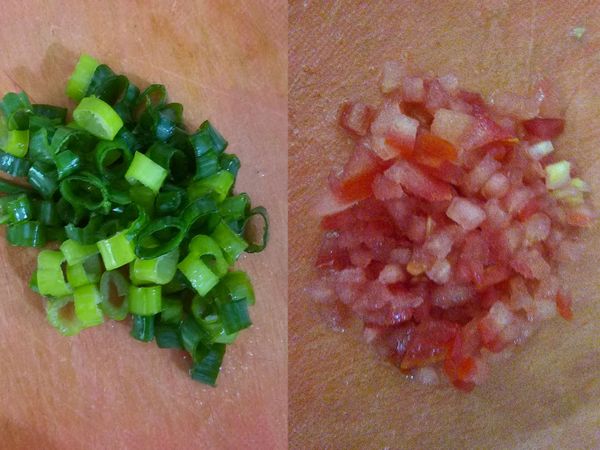 切蔥花和番茄粒備用。