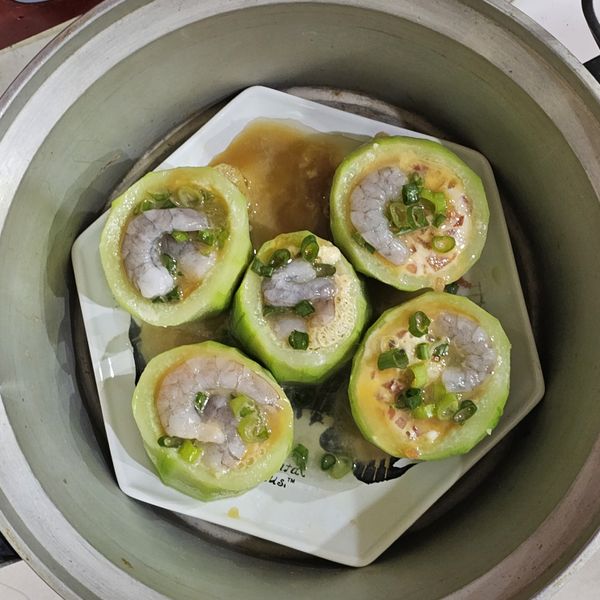 然後放入¹蝦仁²番茄粒&amp;蔥花。再繼續蒸到絲瓜熟.蝦子變色即完成