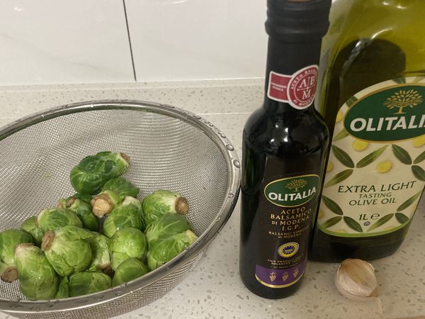 烤箱預熱250度5分鐘
孢子甘藍去外部、根部後對半切。
放入碗中與鹽巴、1茶匙橄欖油混合（用手混合，沒有上油的地方不會焦脆）