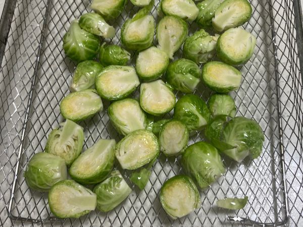 平鋪烤箱烤15分鐘，表面邊角明顯焦脆後取出。
平底鍋加油爆香蒜末，加入孢子甘藍快炒，鍋緣淋上巴薩米克醋拌炒後盛盤。