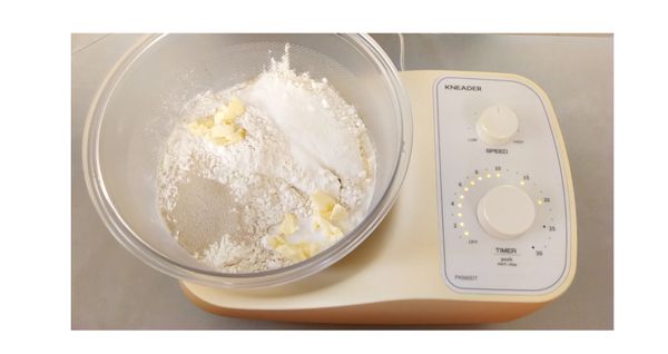 將材料放入, 日本KNEADER精揉機PK660DT, 設定中速15分鐘拌勻成麵糰.