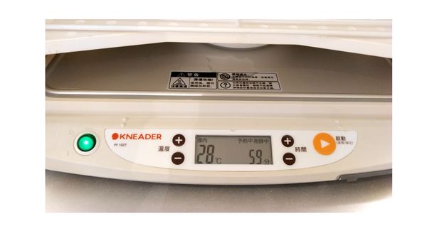 放入日本KNEADER摺疊式發酵箱PF102T, 設定温度30度, 時間60分鐘.