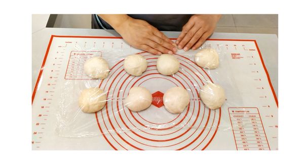 取出麵糰, 分成8等份滾圓, 蓋上保鮮膜, 靜置20分鐘.