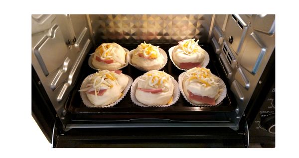 舖上配料, 設定烤箱溫度200度, 烤15分鐘即完成.