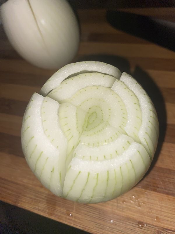 STEP1:將洗淨的洋蔥切十字刀 不可切斷