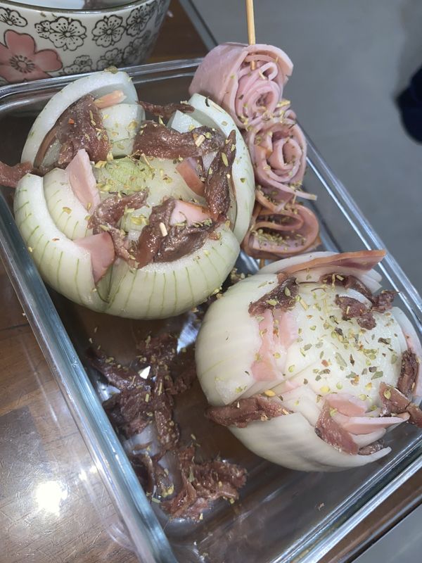 STEP2:將清洗過的鯷魚和培根塞入洋蔥的夾層內