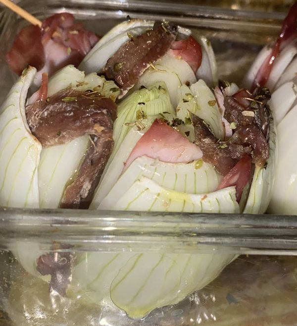 STEP3:淋上橄欖油及義大利香料放進烤箱以150度烤1小時15分鐘,每隔20分鐘拿出來淋一圈橄欖油再放回去烤