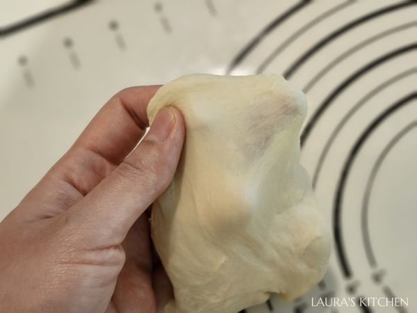 在攪拌盆中依序放入液體、麵粉等(奶油、色粉以外的所有材料)，攪拌到麵團成型、產生筋性，再加入無鹽奶油，攪拌到麵團表面呈現光滑、帶點光澤感，用手可以拉出手套薄膜。