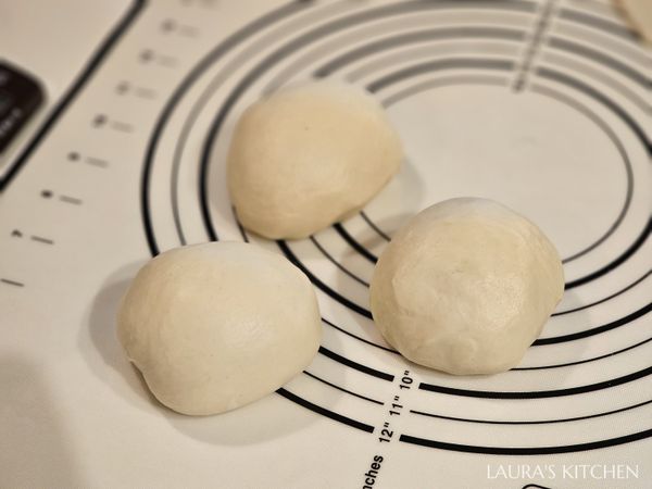 將麵團取出，平均分為三等份