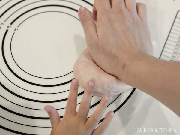 其中一份加紅麴粉、一份加可可粉，攪拌(或手揉)至色粉均勻混於麵糰中。