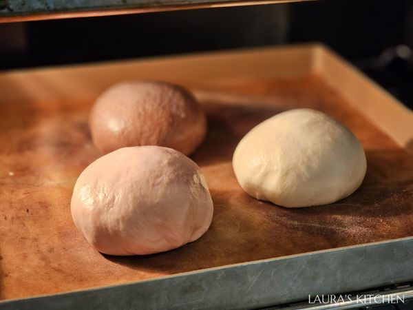 在溫度28C 的密封環境下(發酵箱、烤箱、或微波爐)，噴一點水、或放一杯水在旁邊增加濕度，進行基礎發酵40分鐘