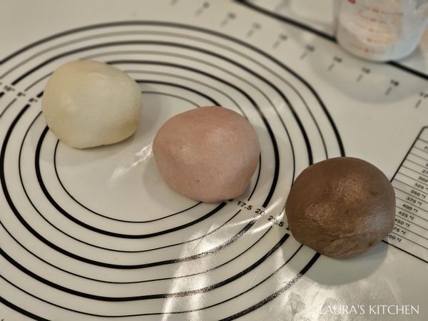 調色完成，將麵團收圓