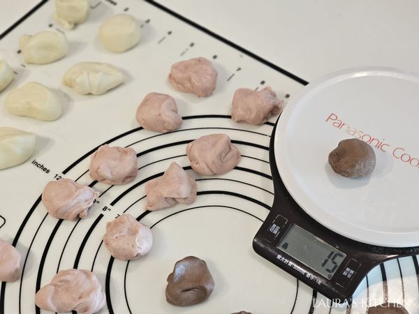 發酵完成的三色麵團，各均分為11等份