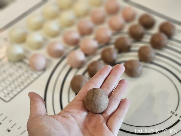 把麵團滾圓，擠出空氣，收口朝下，靜置10分鐘