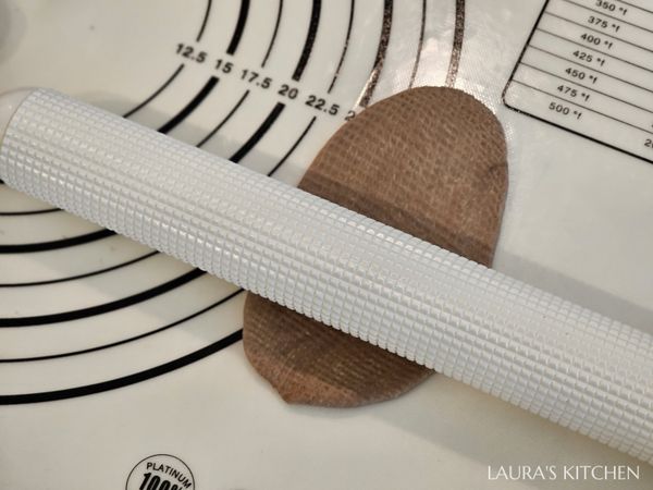 把麵團擀開成牛舌狀