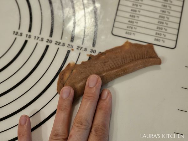 側邊收口處用手指往下壓扁，這樣捲起時才會直接黏住