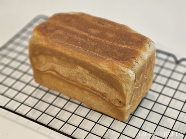 發酵完成後，把烤箱預熱華氏380度/攝氏190度，進爐烘烤35分鐘，中間掉頭一次，讓吐司受熱均勻。出爐後，把吐司模在桌上重敲一下，散出熱氣。把吐司倒出來涼架上，等到完全放涼後，就可以切片享用