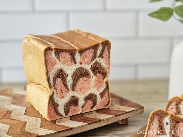 粉嫩的色系、淡淡的可可香，美美的外表就讓人很難拒絕它阿! 而且剛出爐的吐司超級鬆軟，軟綿又Q彈，當然要趁最佳賞味期的時候多吃幾片!