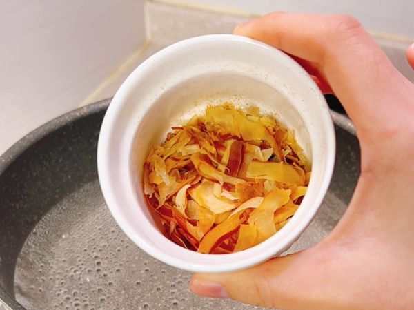 柴魚片放入水中煮