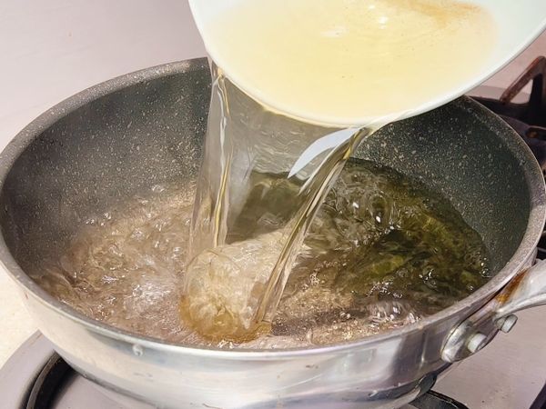 柴魚高湯倒入鍋中