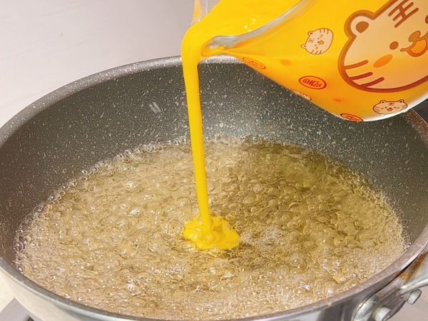 冒大泡泡加入蛋液