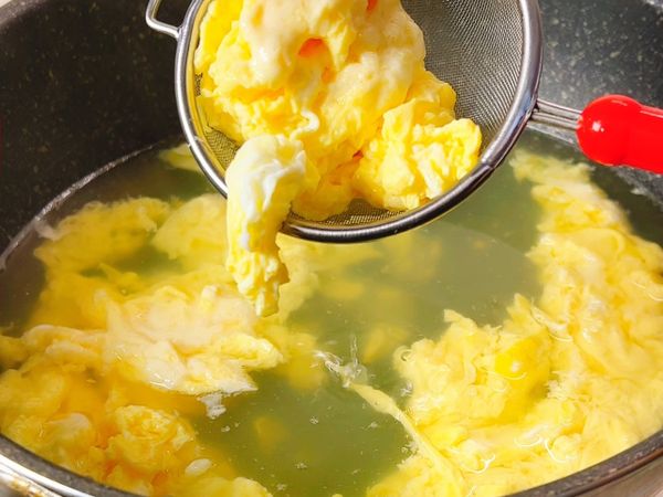 網子將蛋撈起來