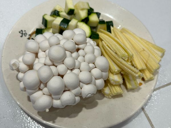 將櫛瓜切丁，玉米筍對半切，學白菇手撕開備著