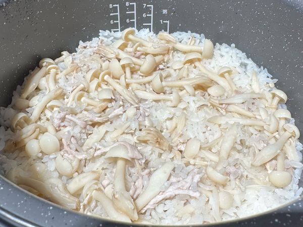 待煮飯的過程中，將調理包/玉米筍/櫛瓜各別以熱水燙過後備著