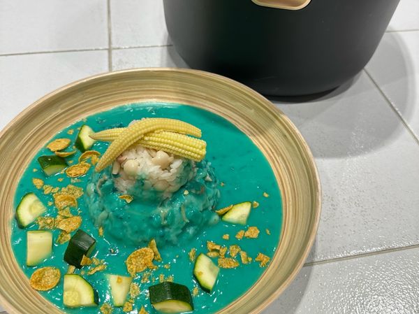 飯煮好後盛盤，將料理包醬料淋上後，再撒上櫛瓜、玉米筍、玉米片裝飾即大功告成！