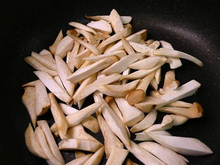 熱鍋乾烙菇條，至微黃略縮(不放油也不會黏鍋)，盛出備用