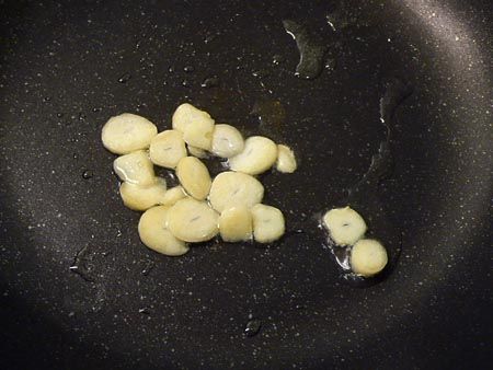 起油鍋煎香大蒜