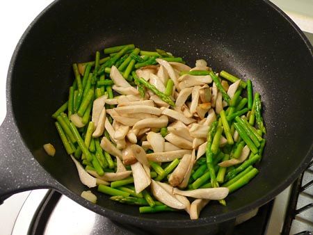 下蘆筍拌炒，加少許水燜熟；將炒好的菇條回鍋