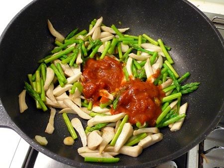 放入義大利麵醬，加鹽 胡椒調味，裝盤上菜。