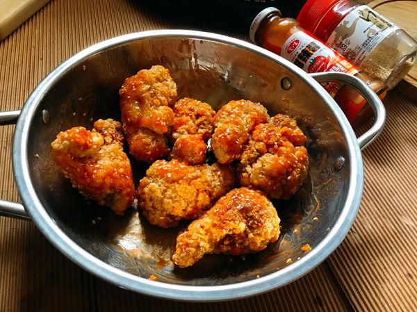 ❻炸雞淋上少許甜辣醬、撒點白芝麻，稍微翻拌均勻即可