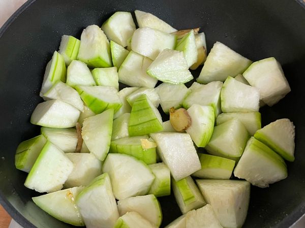 放入絲瓜拌炒一下