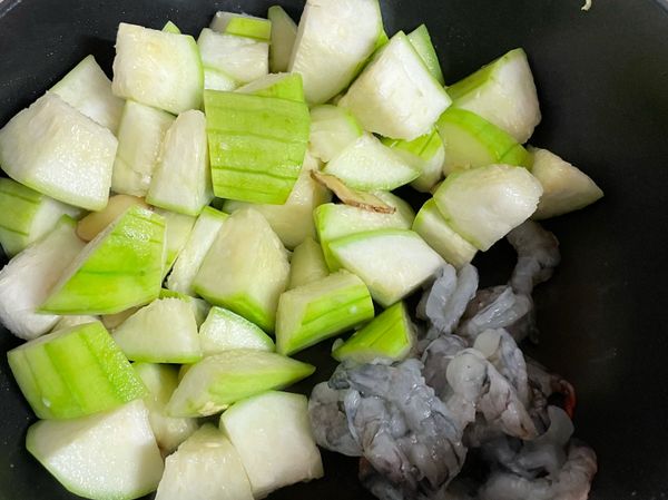 絲瓜推到邊邊，拌炒蝦仁全熟後撈起來。