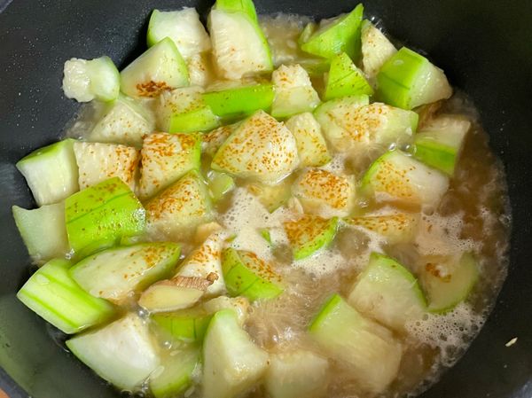 放入調味料調味