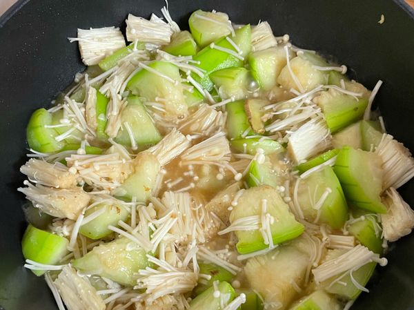 在放入金針菇，及剛才煮好的蝦仁。即可