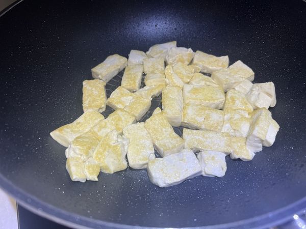 📍起一油鍋將豆腐煎至兩面焦香後起鍋備用。