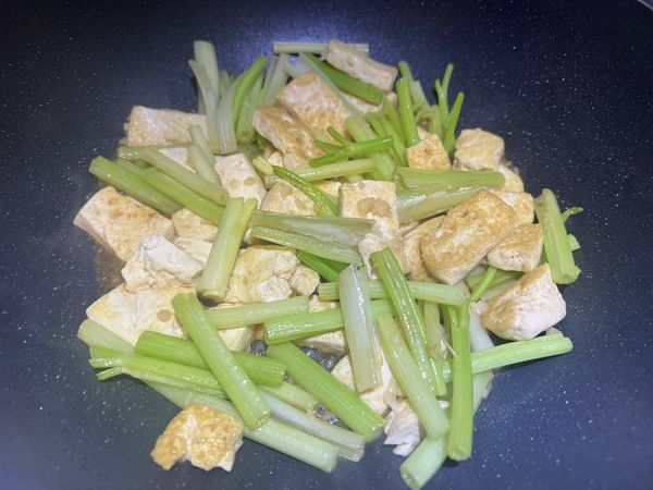 📍加入豆腐一起拌炒，加入醬油，我的醬油偏甘甜不會太鹹，若你們手邊的醬油比較鹹，減少至1.5匙或補上一些水，鹹度若不夠，就再添加一些鹽巴吧。