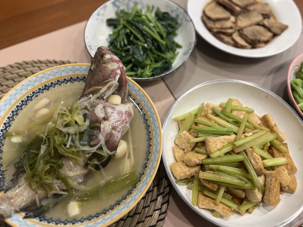 📍均勻翻炒至略收汁，豆腐也都均勻沾上醬汁後就可以起鍋囉！

用滿滿一桌好吃的家常菜，等著下班下課的人們回來放鬆話家常吧。