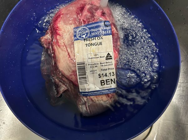 超市買回來的牛舌先簡單用水清洗過