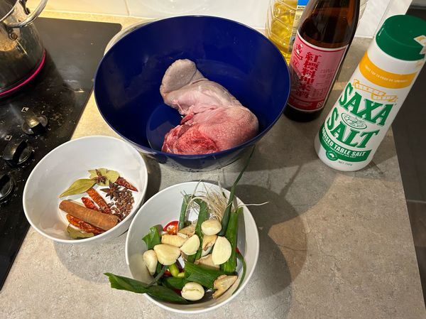 準備蔥薑蒜辣椒及一些辛香料、米酒準備去腥