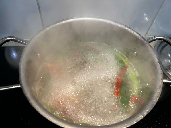 倒入燒好的開水，加入米酒、鹽